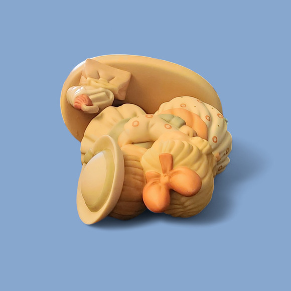 Enesco Figurine Greatest Treasure World Can Hold Memories of Yesterday 1990 - Picture 6 of 6